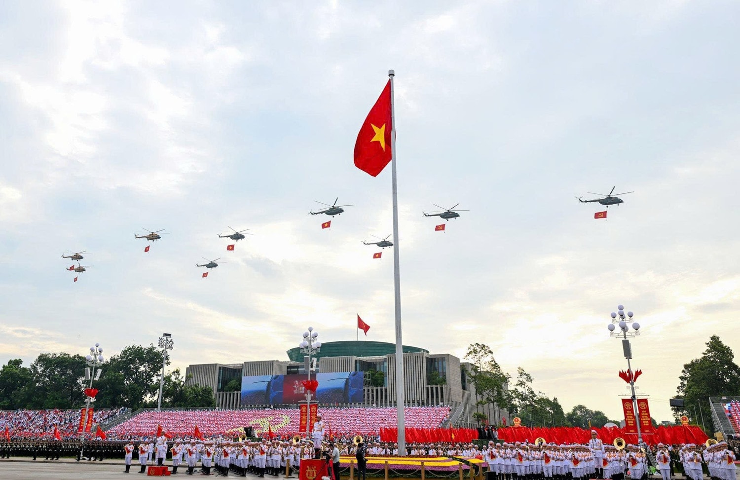 Biên đội trực thăng thuộc lực lượng Không quân Việt Nam qua Quảng trường Ba Đình. 9bd8c4124a6fc131987e.jpg