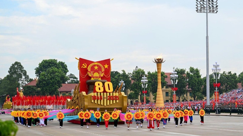 Xe mô hình Quốc huy nước Cộng hòa xã hội chủ nghĩa Việt Nam diễu hành qua lễ đài. (Ảnh: DUY LINH)