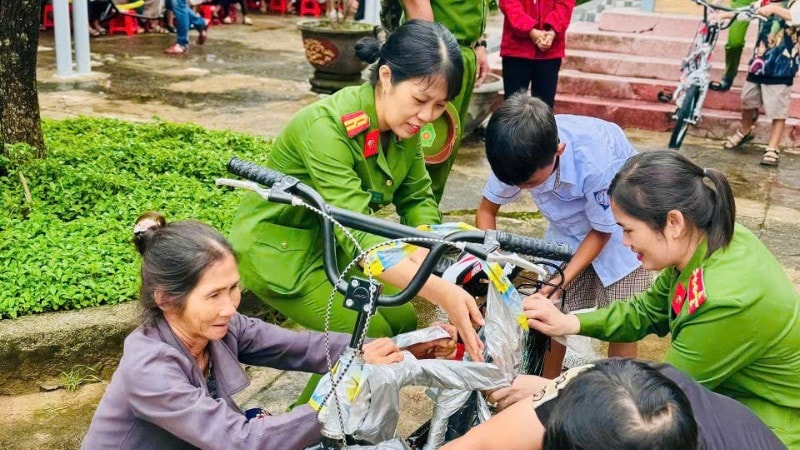 Các nữ cán bộ, chiến sĩ Phòng Cảnh sát quản lý hành chính về trật tự xã hội, Công an tỉnh Đắk Lắk tham gia chương trình “Chung tay vì cộng đồng-tiếp sức trẻ em đến trường” tại xã Ea Súp và Ea Bung ngày 30/8. img-0151-9066.jpg