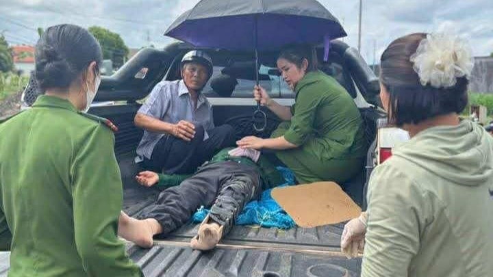 Các cán bộ, chiến sĩ Phòng Cảnh sát quản lý hành chính về trật tự xã hội, Công an tỉnh Đắk Lắk đưa nạn nhân lên xe đến cơ sở y tế cứu chữa. img-0153-9369.jpg