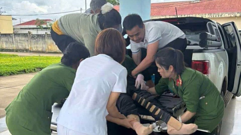 Nạn nhân được đưa đến cơ sở y tế để cứu chữa kịp thời. img-0152-2075.jpg