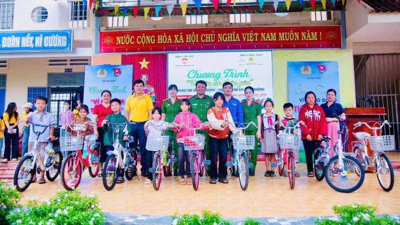 Các cán bộ, chiến sĩ Phòng Cảnh sát quản lý hành chính về trật tự xã hội, Công an tỉnh Đắk Lắk trao tặng xe đạp cho các em học sinh có hoàn cảnh khó khăn tại xã Ea Súp. img-0150-8677.jpg