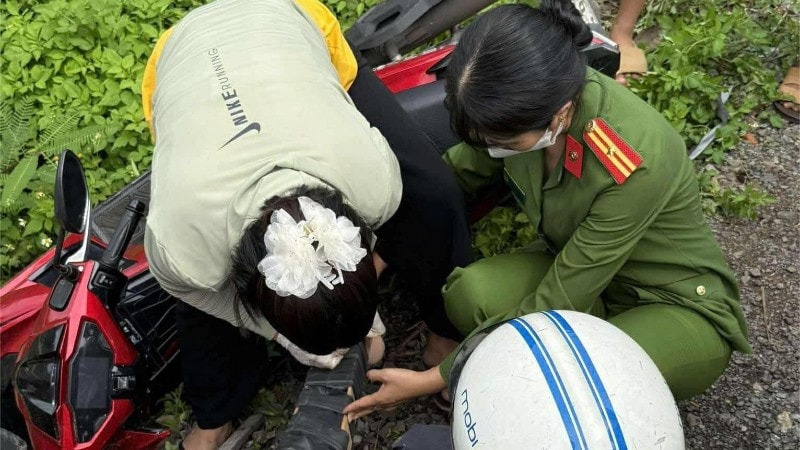 Các cán bộ, chiến sĩ Phòng Cảnh sát quản lý hành chính về trật tự xã hội, Công an tỉnh Đắk Lắk và cán bộ Văn phòng Ủy ban nhân dân xã Hòa Phú kịp thời cứu giúp người phụ nữ bị tai nạn.