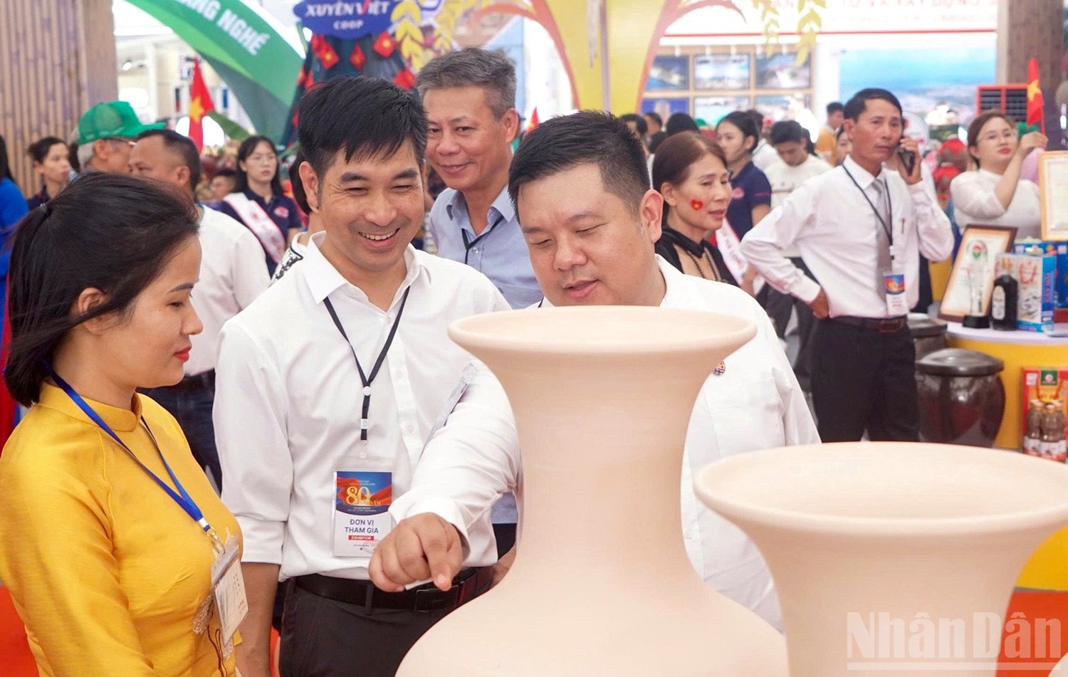 Khách tham quan các sản phẩm gốm Chu Đậu trưng bày tại Triển lãm A80. ndo_br_anh-4-gom.jpg
