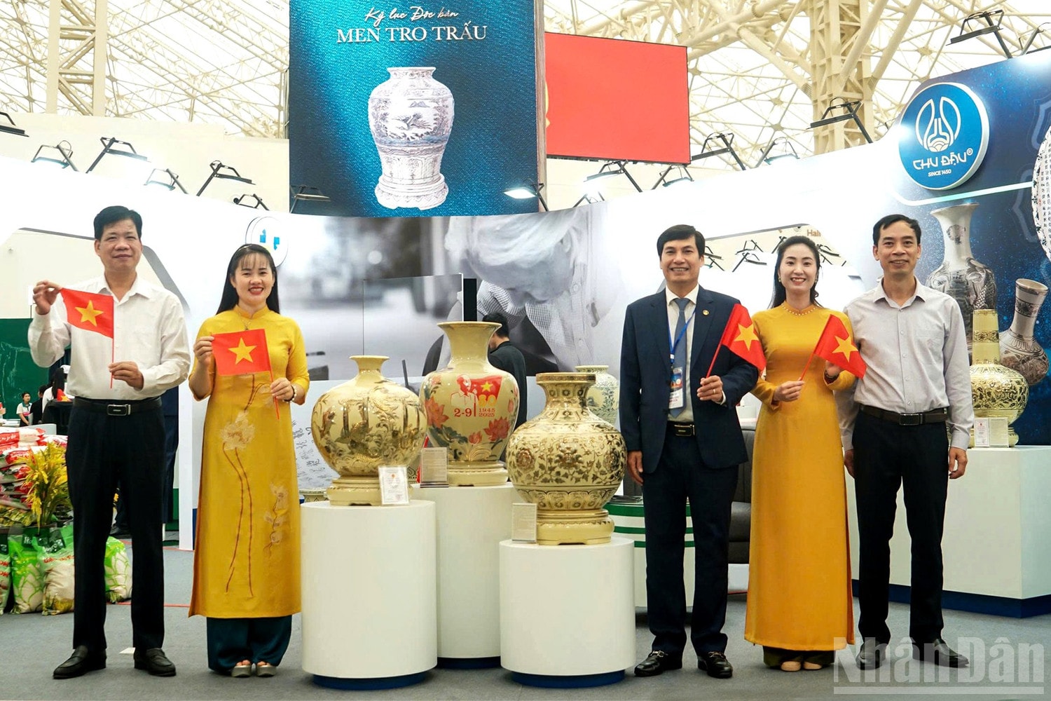 Gian hàng gốm Chu Đậu tham gia Triển lãm thành tựu đất nước “80 năm Hành trình Độc lập - Tự do - Hạnh phúc”, được tổ chức tại Trung tâm Hội chợ Triển lãm Quốc gia. ndo_br_anh-7-gom.jpg