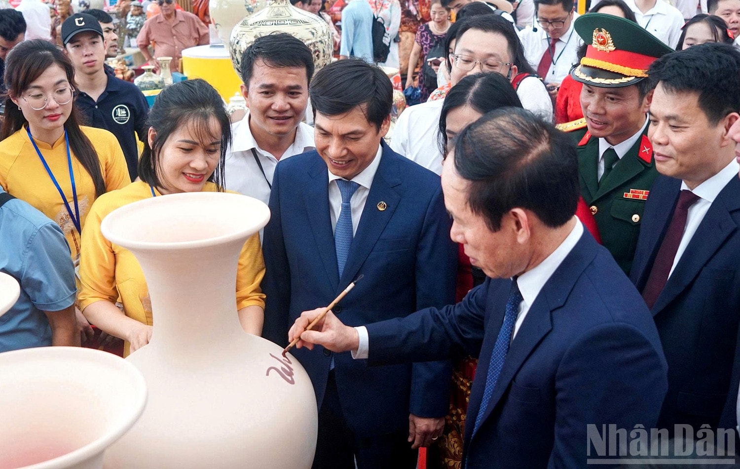 Các đại biểu tham quan gian triển lãm gốm Chu Đậu. ndo_br_anh-3-gom.jpg
