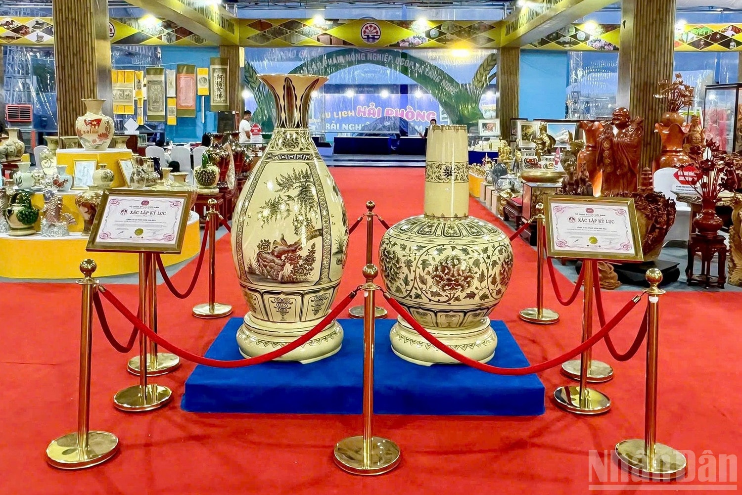 Cặp bình Hoa Lam - Tỳ bà vẽ vàng kim gốm Chu Đậu kỷ lục Việt Nam kết tinh tinh hoa nghệ thuật gốm truyền thống Chu Đậu. ndo_br_anh-5-gom.jpg