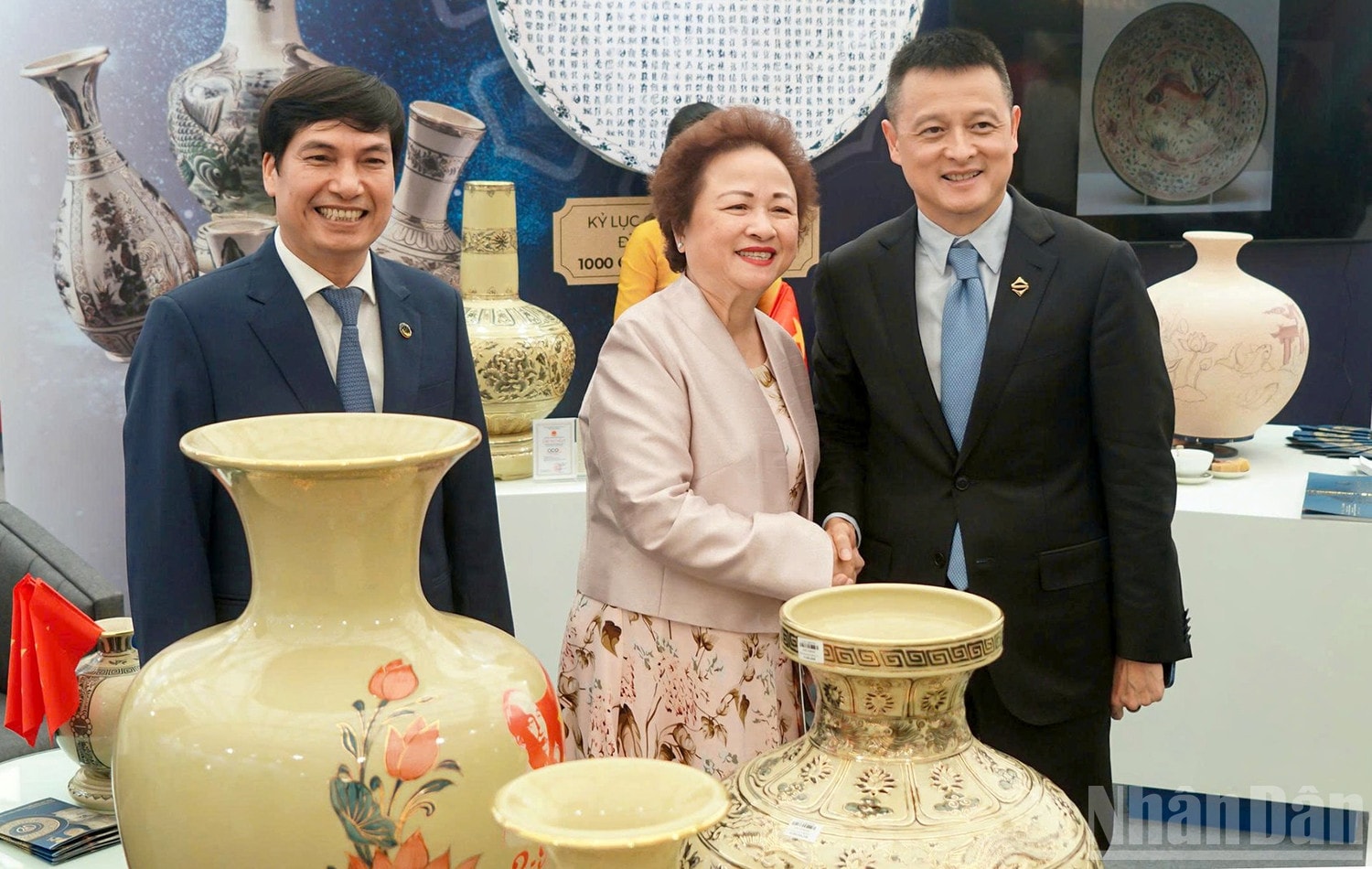 Lãnh đạo Tập đoàn BRG và Công ty cổ phần gốm Chu Đậu với đại biểu tham quan gian trưng bày triển lãm. ndo_br_anh-8-gom.jpg