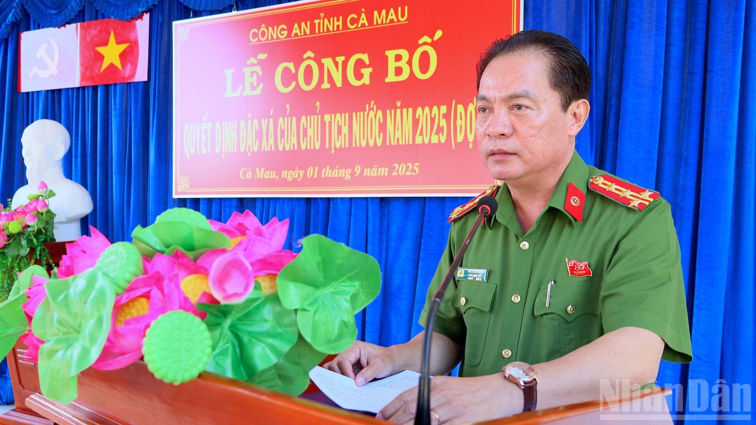 Đại tá Bùi Xuân Khởi, Phó Giám đốc, Thủ trưởng Cơ quan thi hành án hình sự Công an tỉnh Cà Mau, phát biểu tại buổi lễ công bố Quyết định đặc xá của Chủ tịch nước. ndo_br_dac-xa-3-9420.jpg