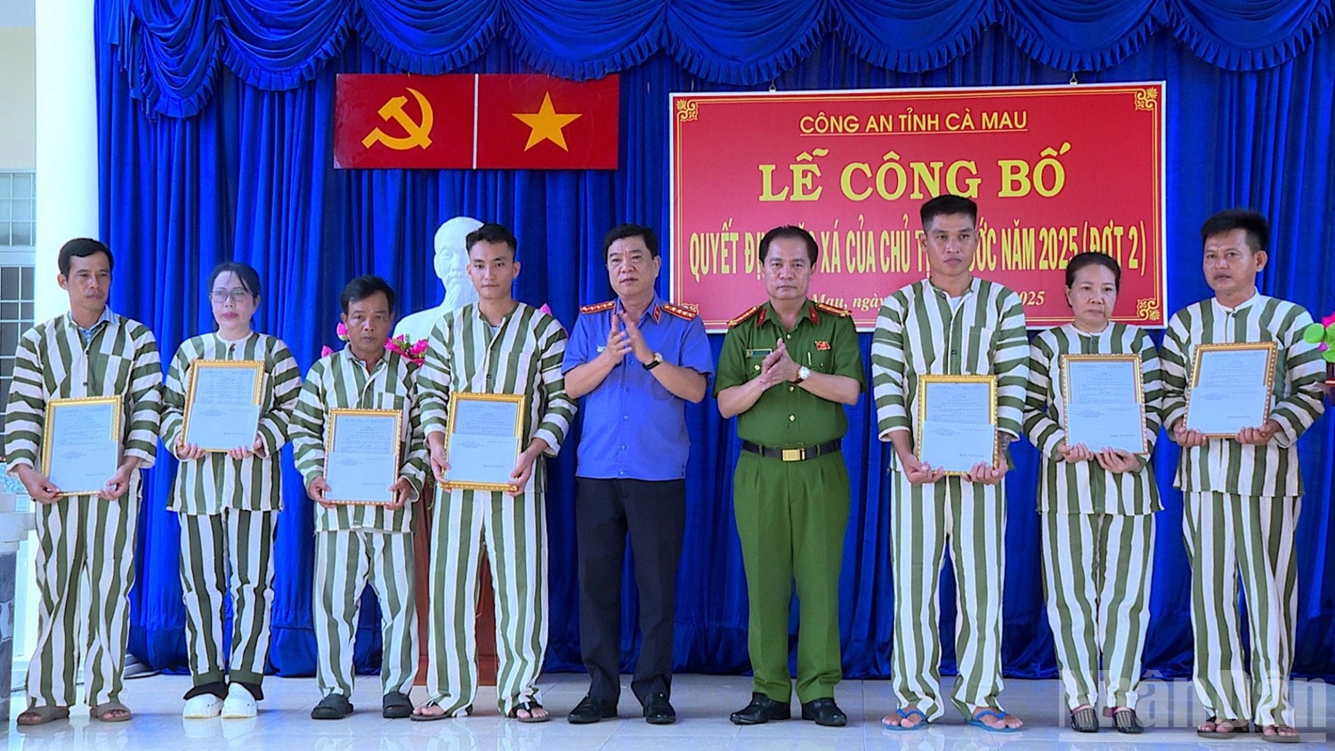 Đại diện lãnh đạo Công an tỉnh và Viện Kiểm sát nhân dân tỉnh Cà Mau trao Giấy chứng nhận đặc xá và quà cho các phạm nhân được đặc xá vào sáng 1/9. ndo_br_dac-xa-1-4588.jpg
