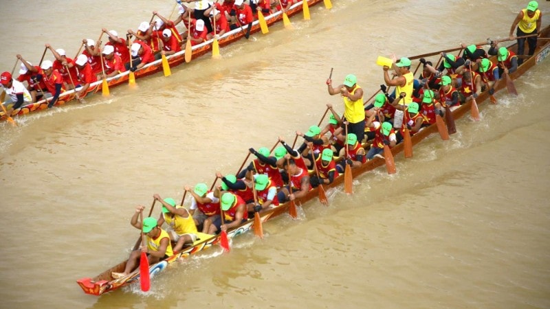 Các thuyền bơi nam ganh đua để về đích trước. 3-78.jpg