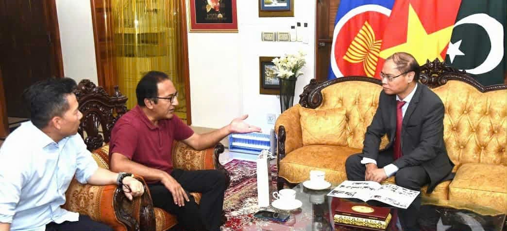 Đại sứ Việt Nam tại Pakistan Phạm Anh Tuấn trả lời phỏng vấn Báo Pakistan in the World – một trong những tờ báo lớn của Pakistan. (Ảnh: Đại sứ quán Việt Nam tại Pakistan) phongvan1.jpg