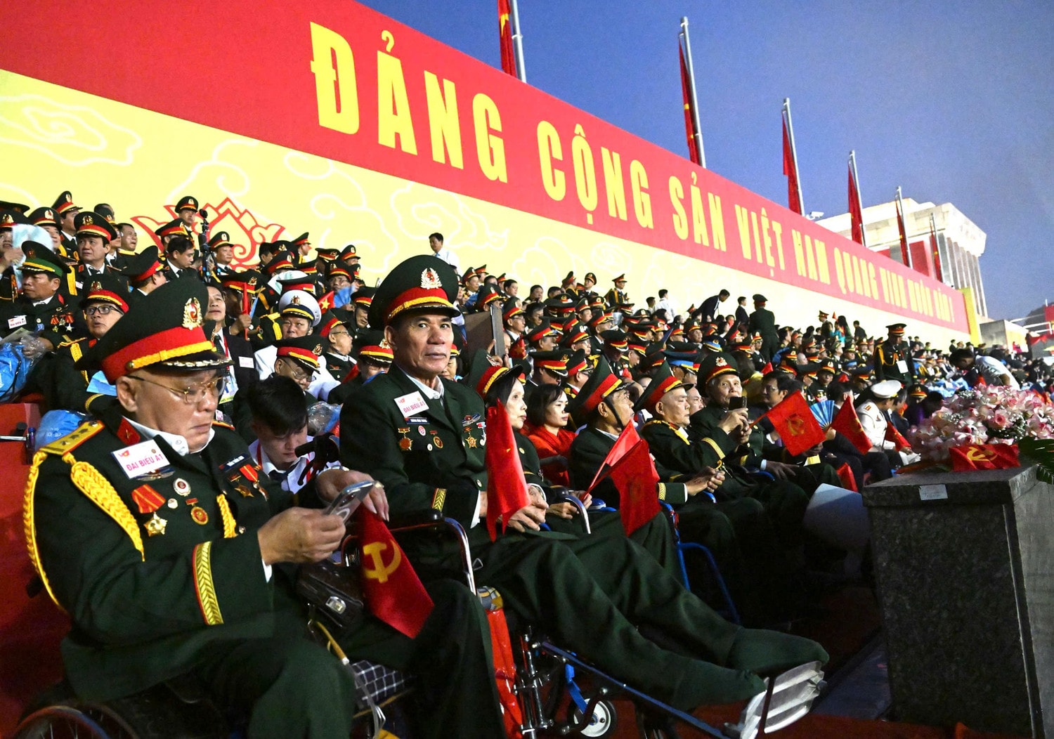 Các đại biểu và cựu chiến binh đến dự Lễ diễu binh, diễu hành trên Quảng trường Ba Đình. (Ảnh: TRẦN HẢI) cuu-chien-binh-o-quang-truong-ba-dinh.jpg