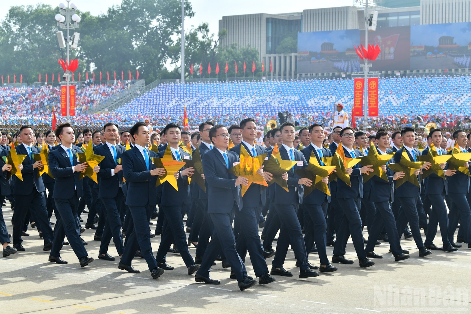 Hình ảnh của khối doanh nhân Việt Nam. ndo_br_dieu-hanh-17-khoi-doanh-nhan-vietnam.jpg