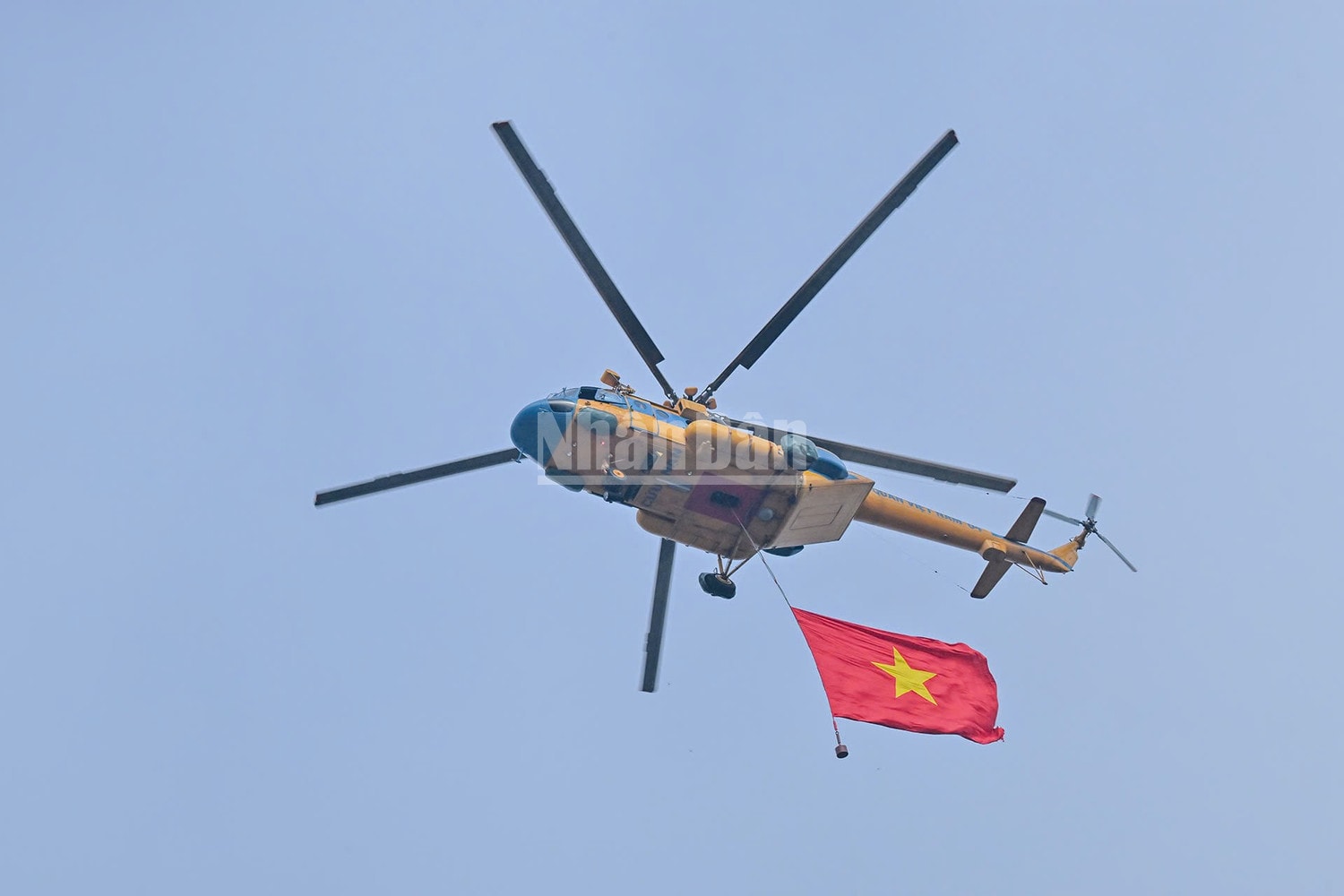 ndo_c_may-bay-mang-hinh-co-to-quoc-1.jpg