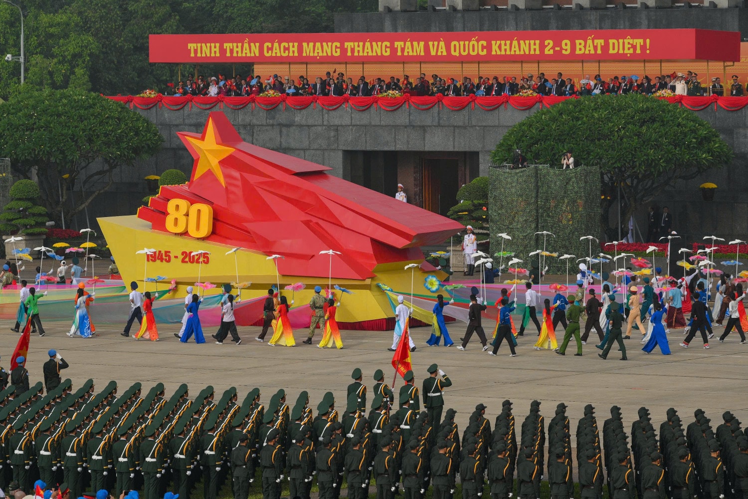 xe-bieu-tuong-80-nam-cach-mang-thang-tam-1.jpg