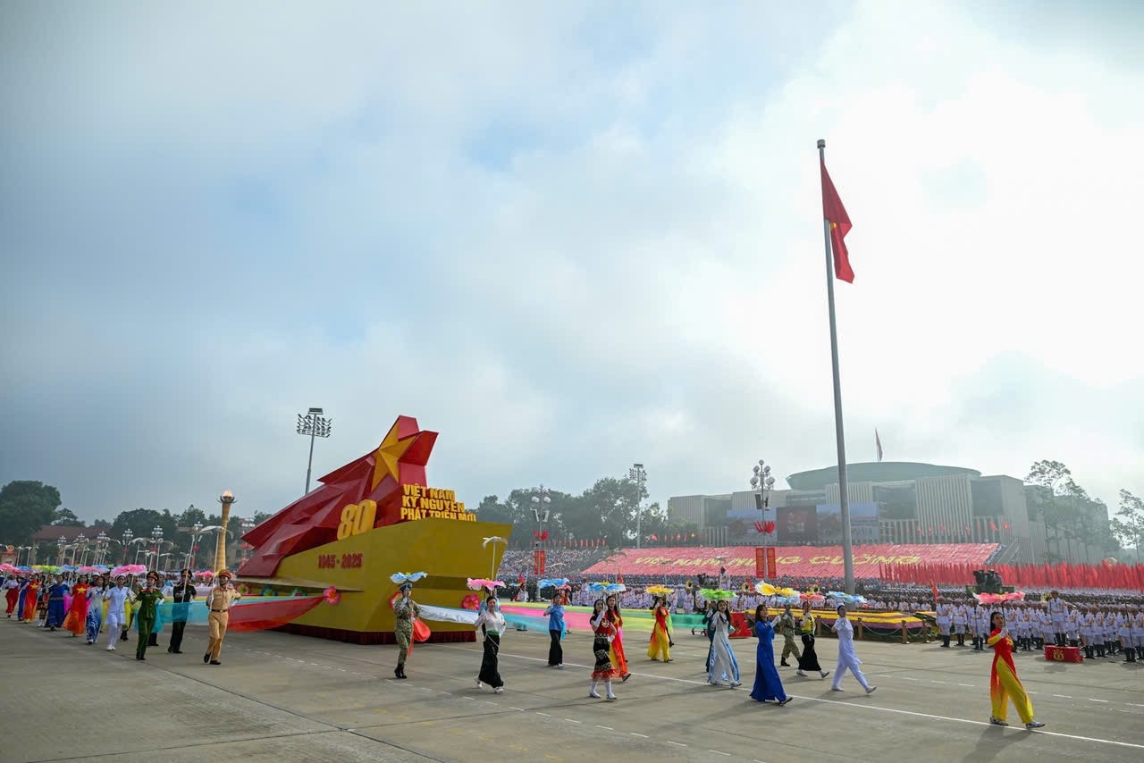 xe-bieu-tuong-80-nam-cach-mang-thang-tam.jpg