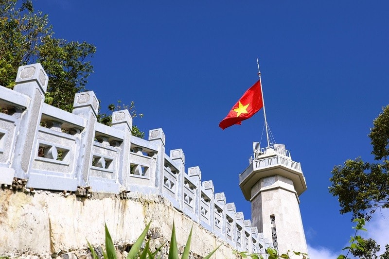 Cột cờ A Pa Chải được khởi công tháng 11/2023, nằm trên đỉnh núi thuộc dãy Khoang La San (xã Sín Thầu, tỉnh Điện Biên) có độ cao 1.459m so với mực nước biển, cách mốc ngã ba biên giới (mốc 0) khoảng 1.387m. Theo thiết kế, tổng thể khuôn viên cột cờ rộng 407m2, bao gồm nhiều hạng mục. 2-4.jpg