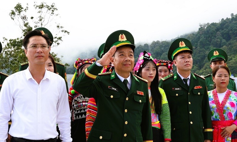 Cán bộ, nhân dân xã Sín Thầu cùng cán bộ, chiến sĩ Bộ đội Biên phòng tỉnh Điện Biên trong buổi lễ chào cờ vào sáng 2/9 trên biên giới. 5-2.jpg