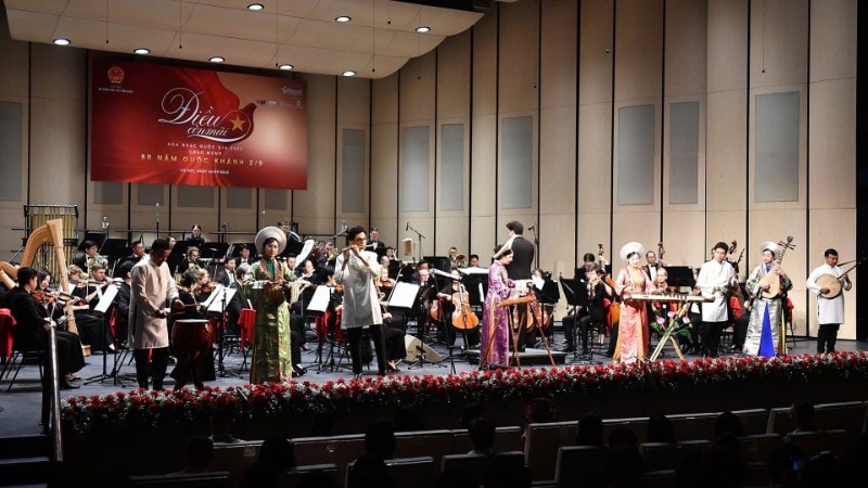 Sự kết hợp giữa âm nhạc giao hưởng thính phòng và âm nhạc dân tộc mang đến một không gian nghệ thuật vừa sang trọng, vừa gần gũi. (Ảnh: BTC) tiet-muc-8681.jpg