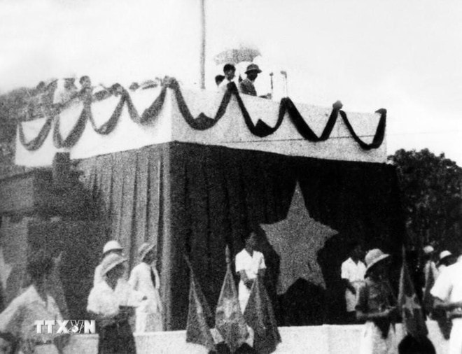 Sáng 2/9/1945, tại Quảng trường Ba Đình lịch sử, Chủ tịch Hồ Chí Minh đọc Tuyên ngôn Độc lập, khai sinh nước Việt Nam Dân chủ Cộng hòa. (Nguồn ảnh: TTXVN)