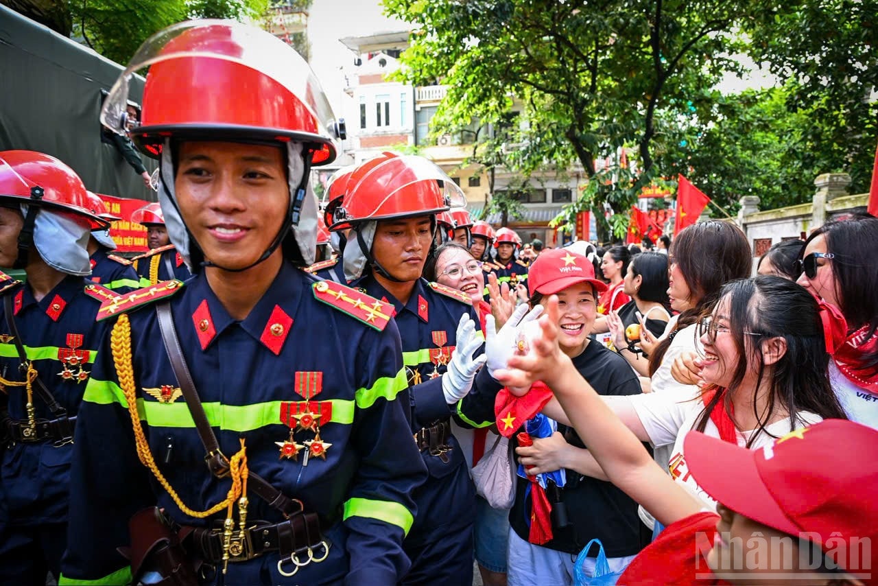 Phút chia tay bịn rịn, tạm biệt bà con, tạm biệt A80. ndo_br_ngocha-chiatay.jpg