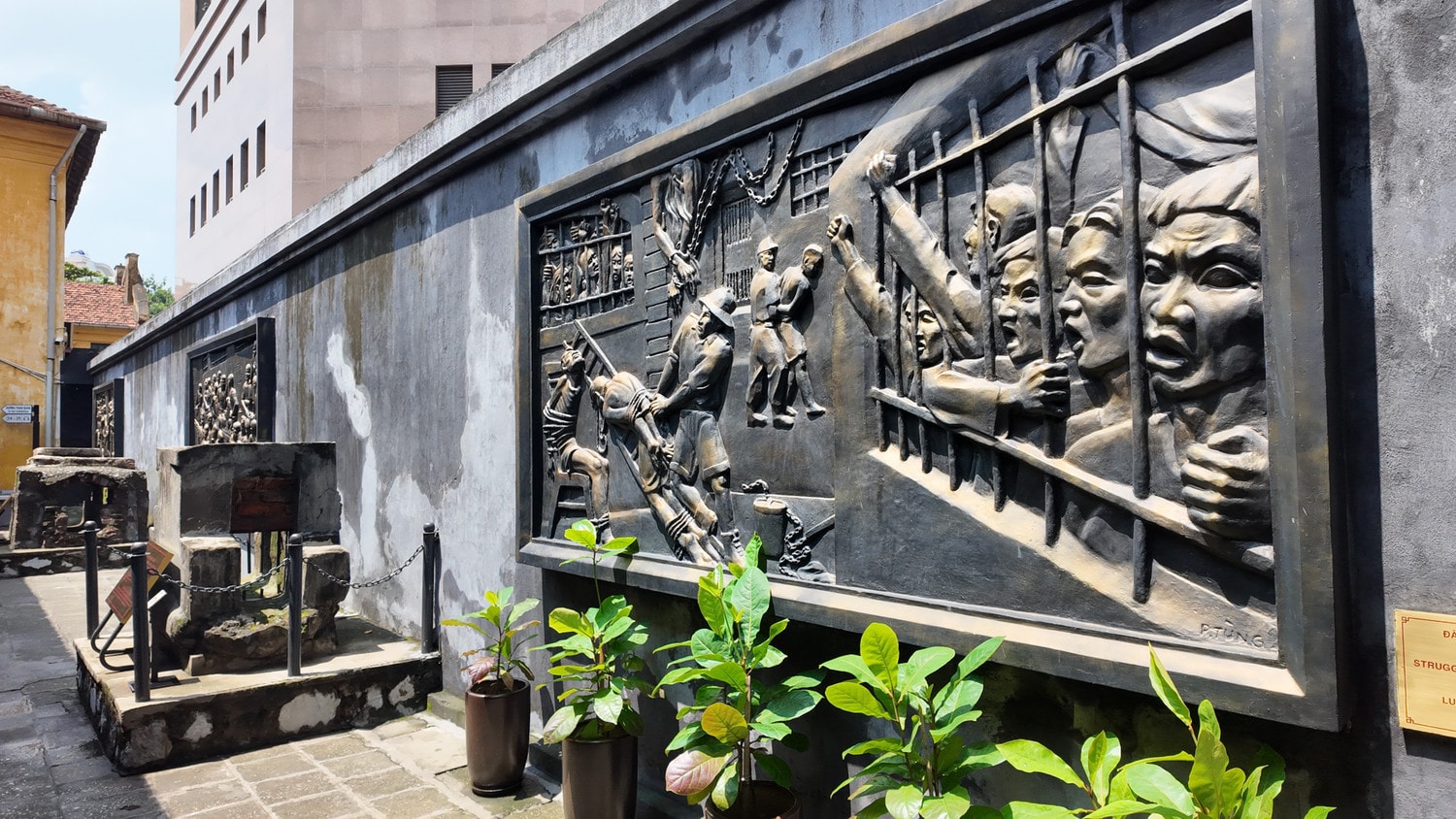 Bức phù điêu tại Nhà tù Hỏa Lò khắc họa rõ nét cảnh tra tấn và những trận đòn roi trong chốn lao tù. dji-20250829105722-0093-d.jpg