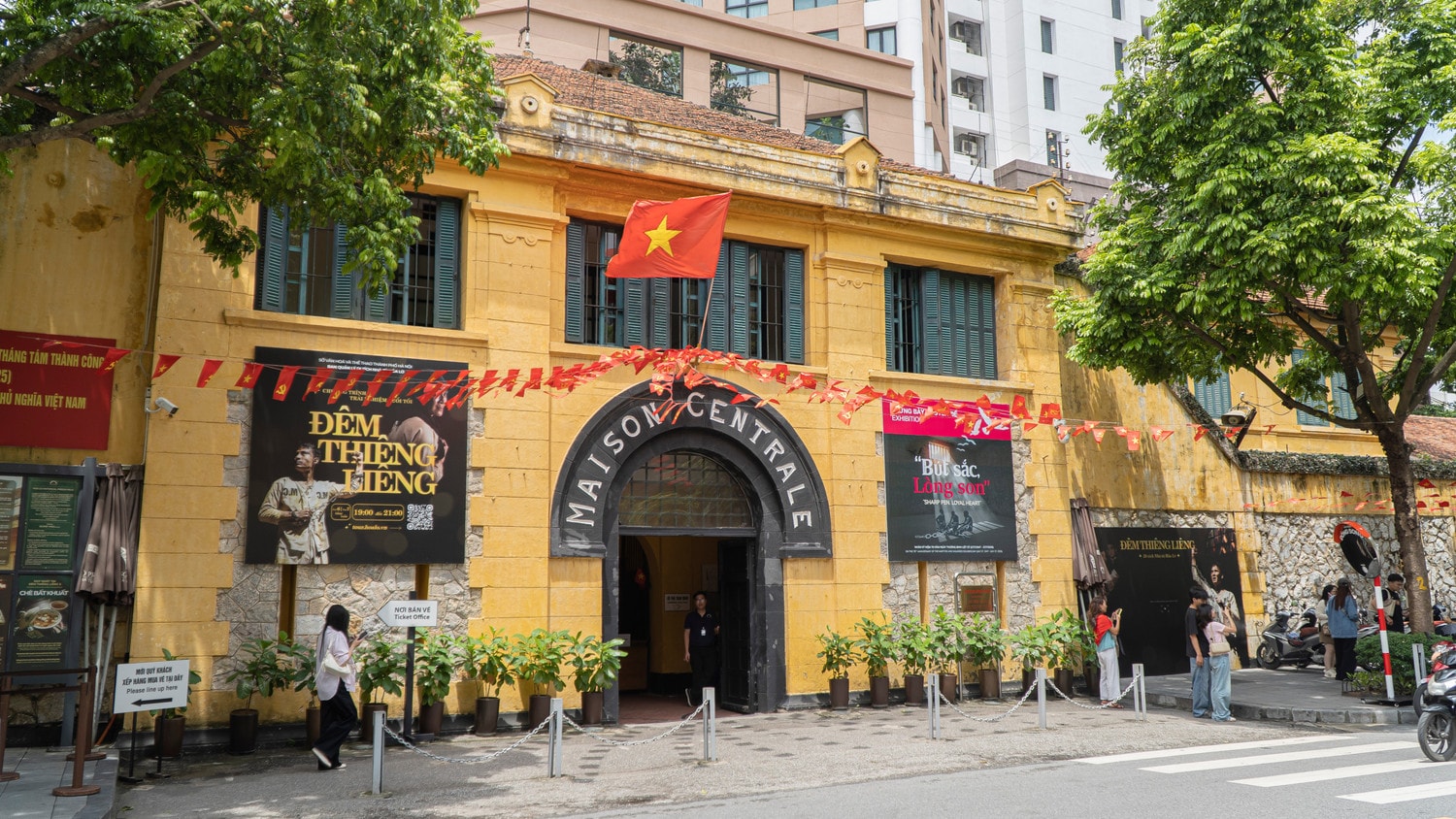 Nhà tù Hỏa Lò hiện nay có địa chỉ trên phố Hỏa Lò, phường Hoàn Kiếm, thành phố Hà Nội. dsc02826.jpg