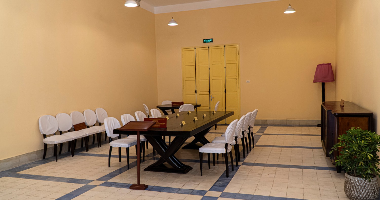 Không gian và chiếc bàn này là nơi Chủ tịch Hồ Chí Minh cùng các đồng chí trong Trung ương Đảng thông qua 3 nội dung: Tuyên ngôn Độc lập; Tổ chức lễ Quốc khánh; Thành phần Chính phủ lâm thời. Không gian và chiếc bàn này là nơi Chủ tịch Hồ Chí Minh cùng các đồng chí trong Trung ương Đảng thông qua 3 nội dung: Tuyên ngôn Độc lập; Tổ chức lễ Quốc khánh; Thành phần Chính phủ lâm thời.