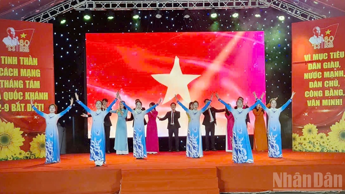 Tiết mục tại khu vực Lâm Đồng đại ngàn. (Ảnh: Nguyễn Văn Yên) ndo_br_15.jpg