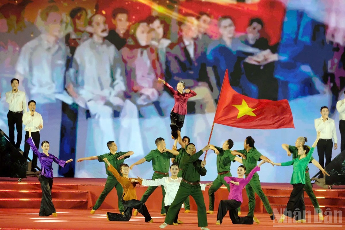 Các tiết mục của Bài ca Tháng Tám. ndo_br_6-8738.jpg
