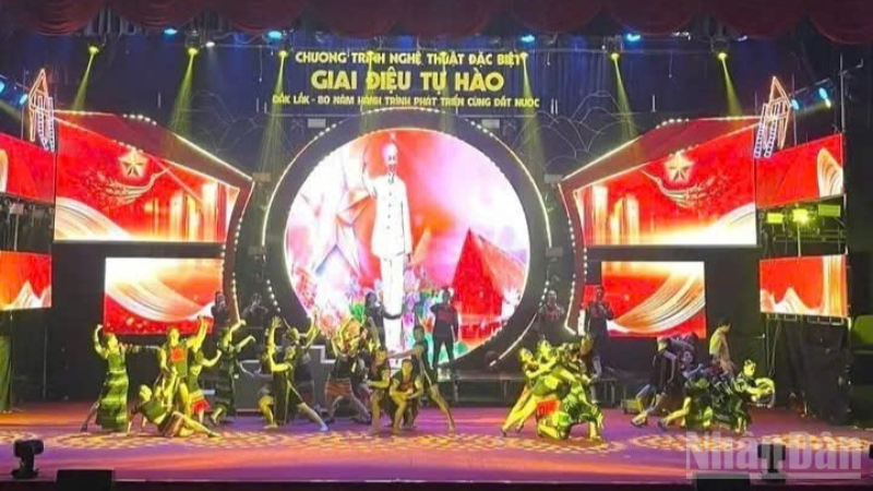 Một tiết mục nghệ thuật ca ngợi Chủ tịch Hồ Chí Minh tại chương trình.
