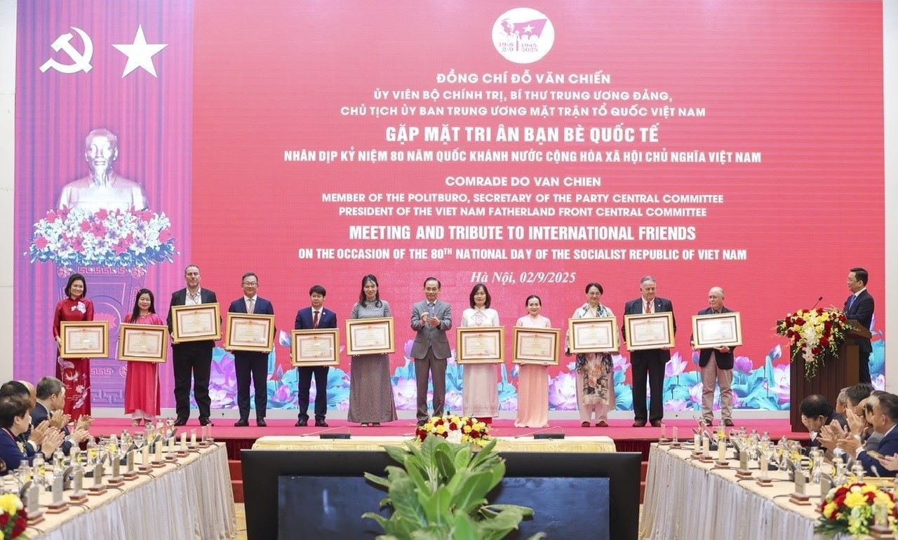 Quyền Bộ trưởng Ngoại giao Lê Hoài Trung trao Bằng khen của Thủ tướng Chính phủ tặng các tập thể và cá nhân nhằm ghi nhận sự ủng hộ và đóng góp tích cực của bạn bè quốc tế đối với Việt Nam. (Ảnh: ĐÌNH HÒA) bacchien5.jpg