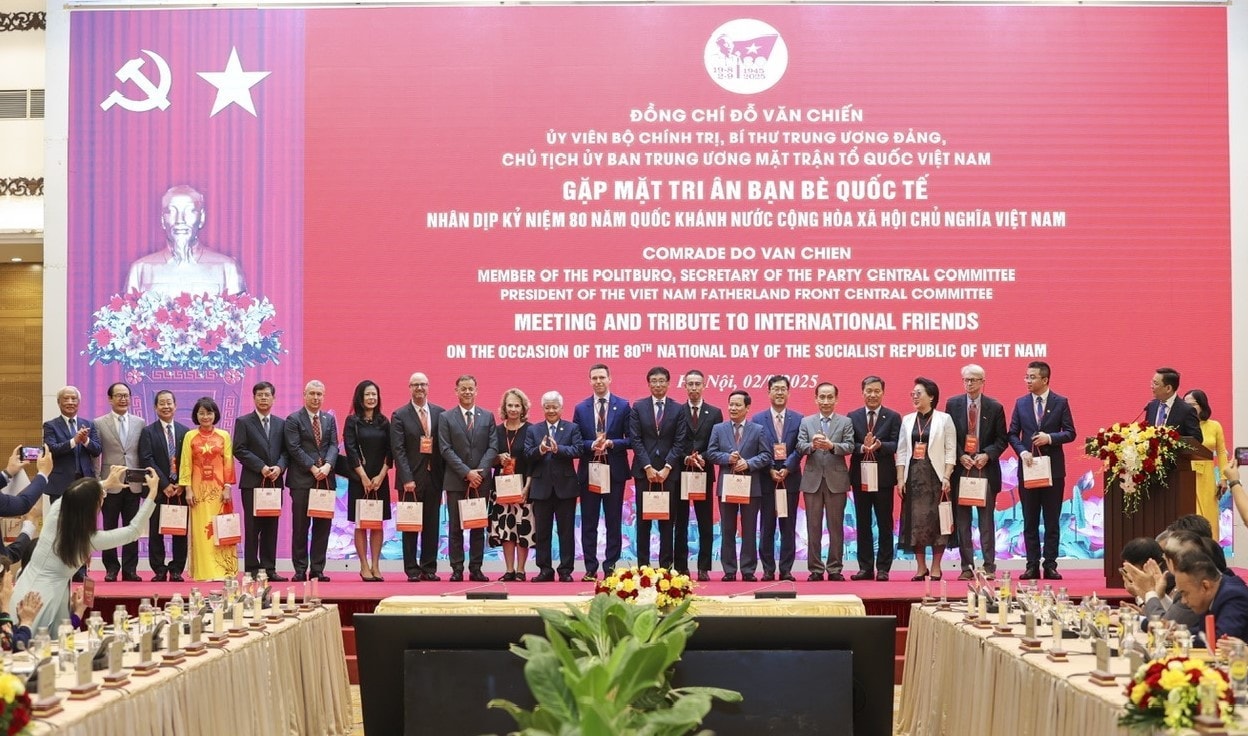Đồng chí Đỗ Văn Chiến trao quà kỷ niệm tặng các đại biểu quốc tế. (Ảnh: ĐÌNH HÒA) bacchien6.jpg