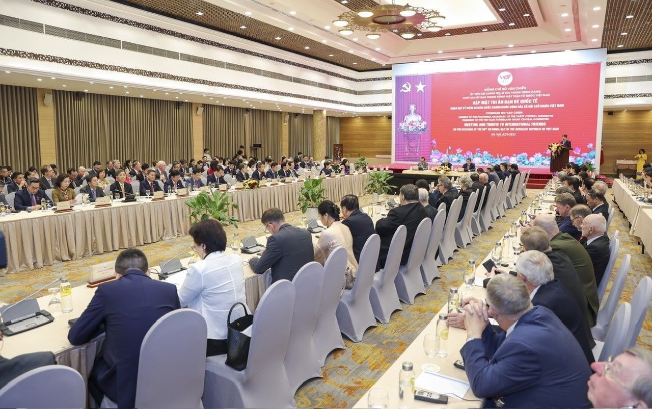 Quang cảnh buổi gặp mặt, tri ân bạn bè quốc tế. (Ảnh: ĐÌNH HÒA) bacchien4.jpg