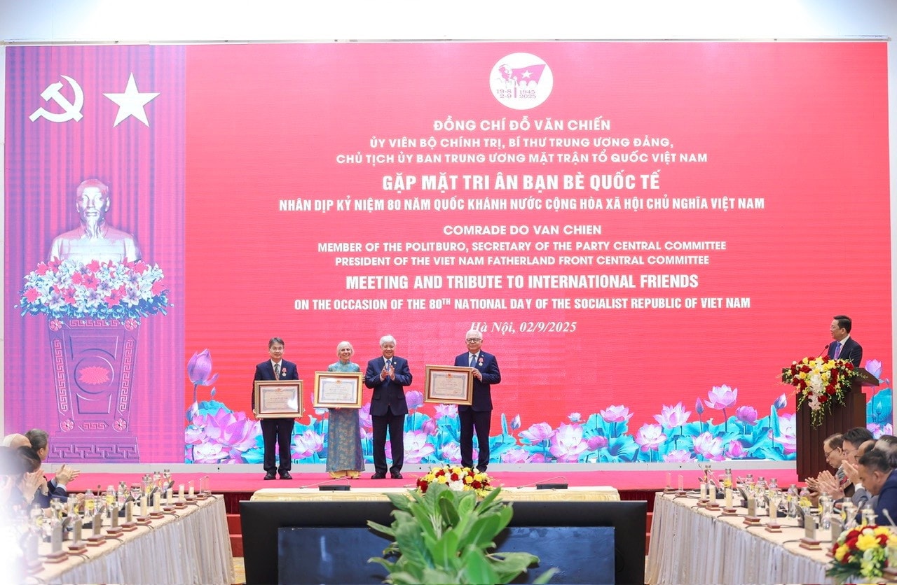 Đồng chí Đỗ Văn Chiến trao Huân chương Hữu nghị của Chủ tịch nước Cộng hòa Xã hội chủ nghĩa Việt Nam tặng các tập thể và cá nhân nhằm ghi nhận sự ủng hộ và đóng góp tích cực của bạn bè quốc tế đối với Việt Nam. (Ảnh: ĐÌNH HÒA) bacchien3.jpg
