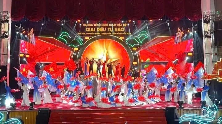 Một tiết mục ca ngợi về quê hương Đắk Lắk đổi mới. ndo_br_130-1249.jpg