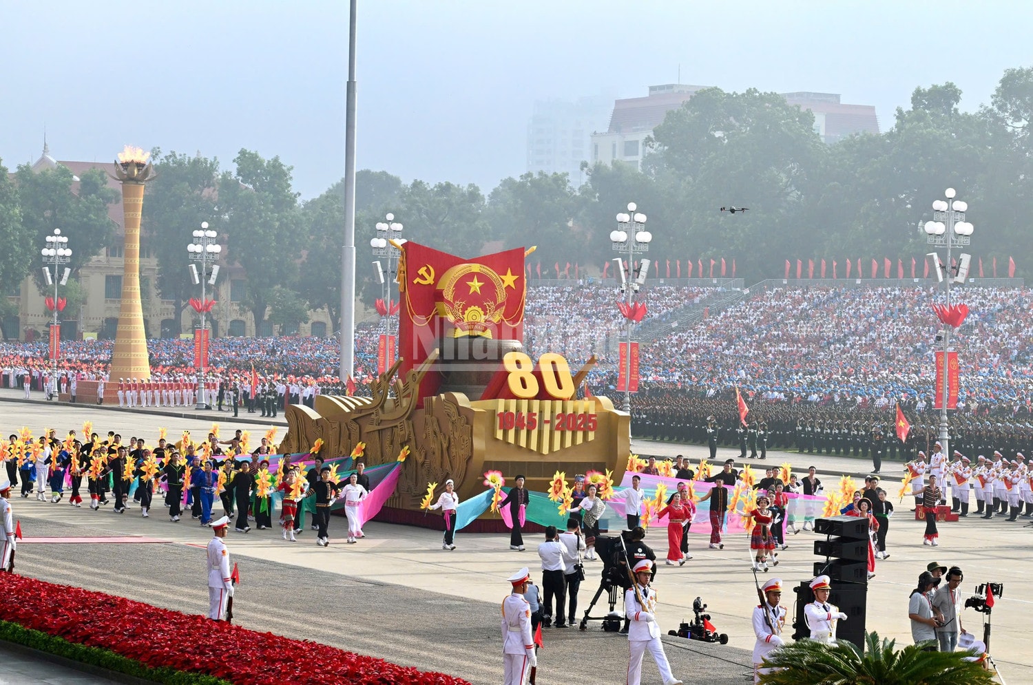 Xe mô hình Quốc huy tại Lễ kỷ niệm. ndo_c_xe-quoc-huy-2.jpg
