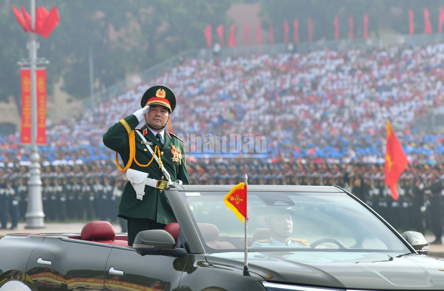 Khối Quân kỳ do đồng chí Thượng tướng Nguyễn Hồng Thái, Ủy viên Trung ương Đảng, Ủy viên Quân ủy Trung ương, Thứ trưởng Quốc phòng chỉ huy dẫn đầu các khối đại diện cho Quân đội nhân dân Việt Nam anh hùng và dân quân tự vệ. ndo_c_quan-doi-a80-1.jpg