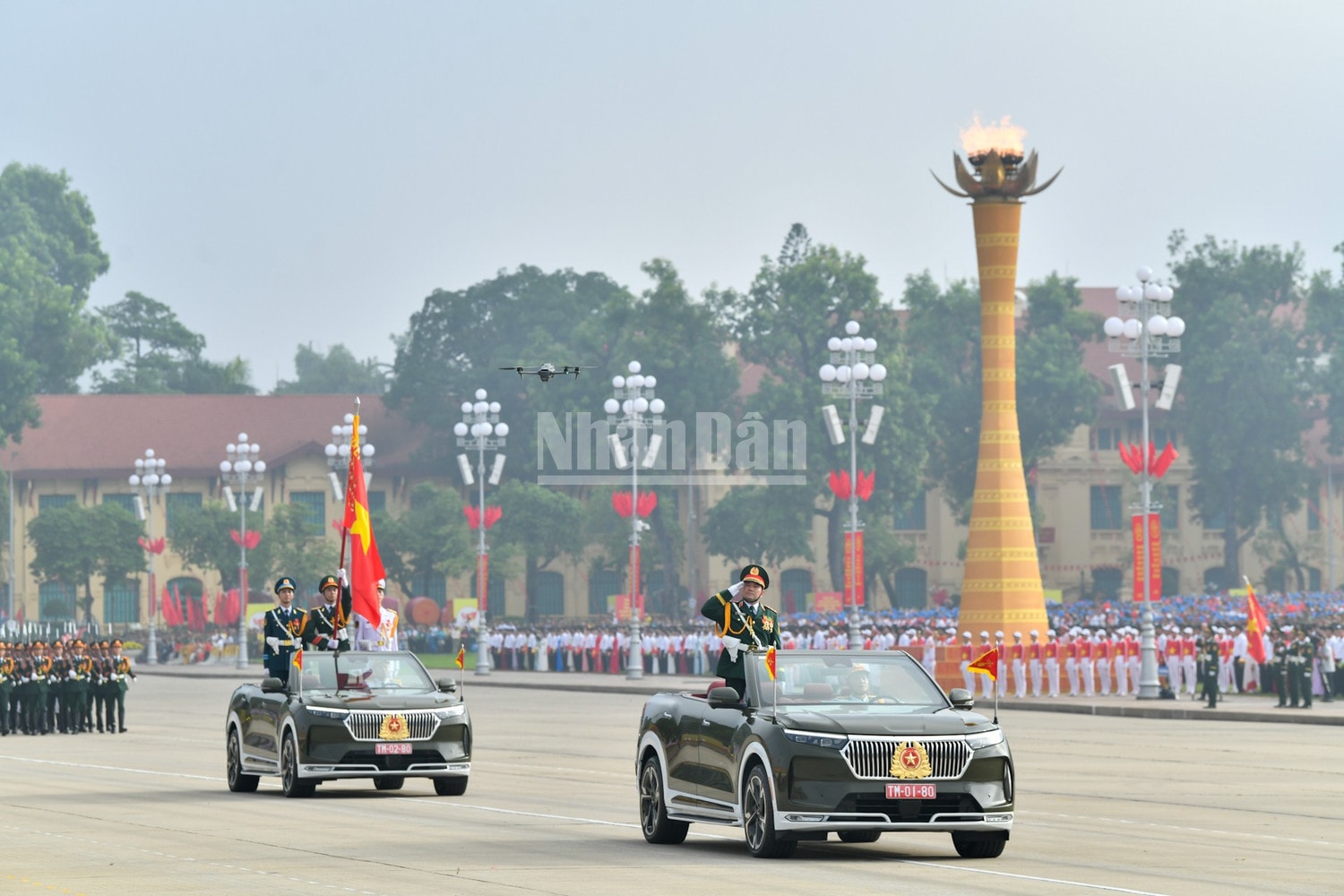 Trên Quân kỳ quyết chiến, quyết thắng tung bay, lấp lánh những Huân chương cao quý, khắc ghi biết bao máu xương, chiến công oanh liệt, tô thắm truyền thống vẻ vang như lời Bác Hồ khen tặng: “Quân đội ta trung với Đảng, hiếu với dân, sẵn sàng chiến đấu hy sinh, vì độc lập, tự do của Tổ quốc, vì chủ nghĩa xã hội, nhiệm vụ nào cũng hoàn thành, khó khăn nào cũng vượt qua, kẻ thù nào cũng đánh thắng”; xứng đáng là Quân đội anh hùng của dân tộc anh hùng. ndo_c_quan-doi-a80.jpg