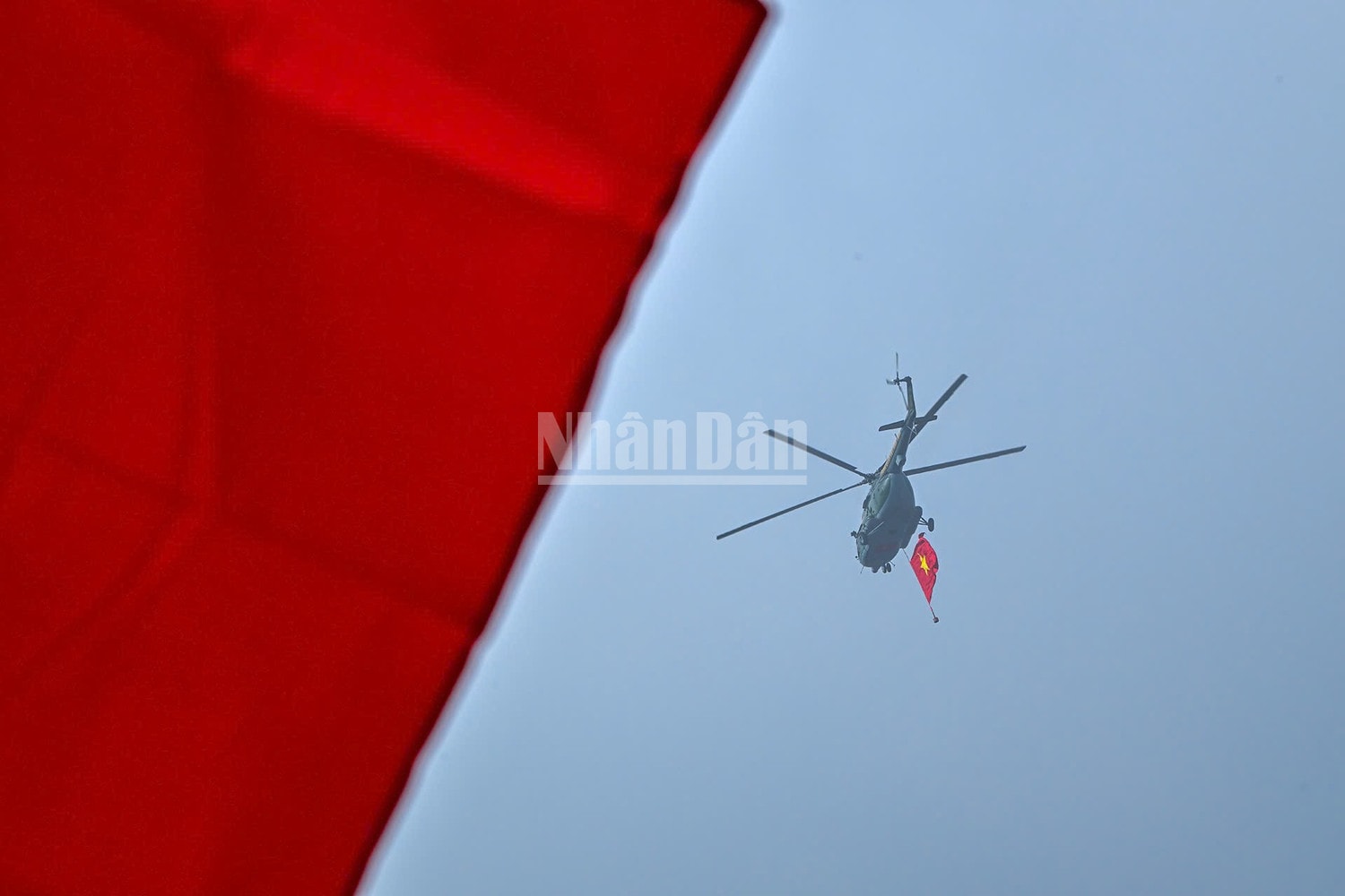 ndo_c_may-bay-mang-hinh-co-to-quoc.jpg