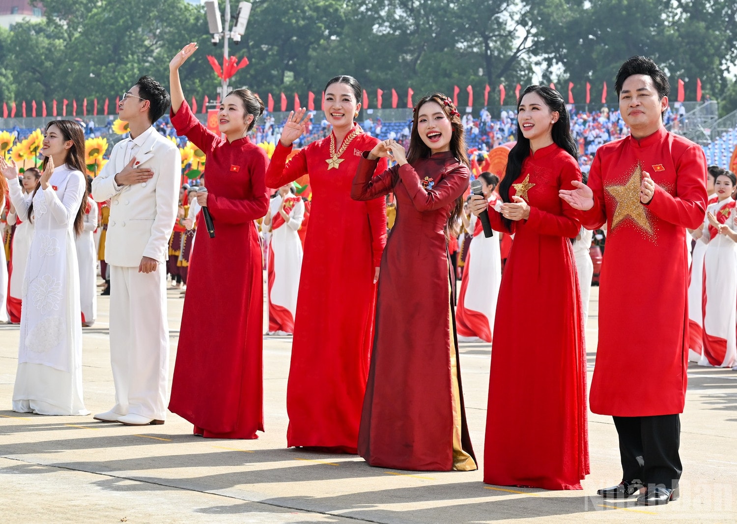 Các nghệ sĩ vinh dự và tự hào khi góp mặt tại chương trình trong dịp đặc biệt này. ndo_br_bnd-9694.jpg