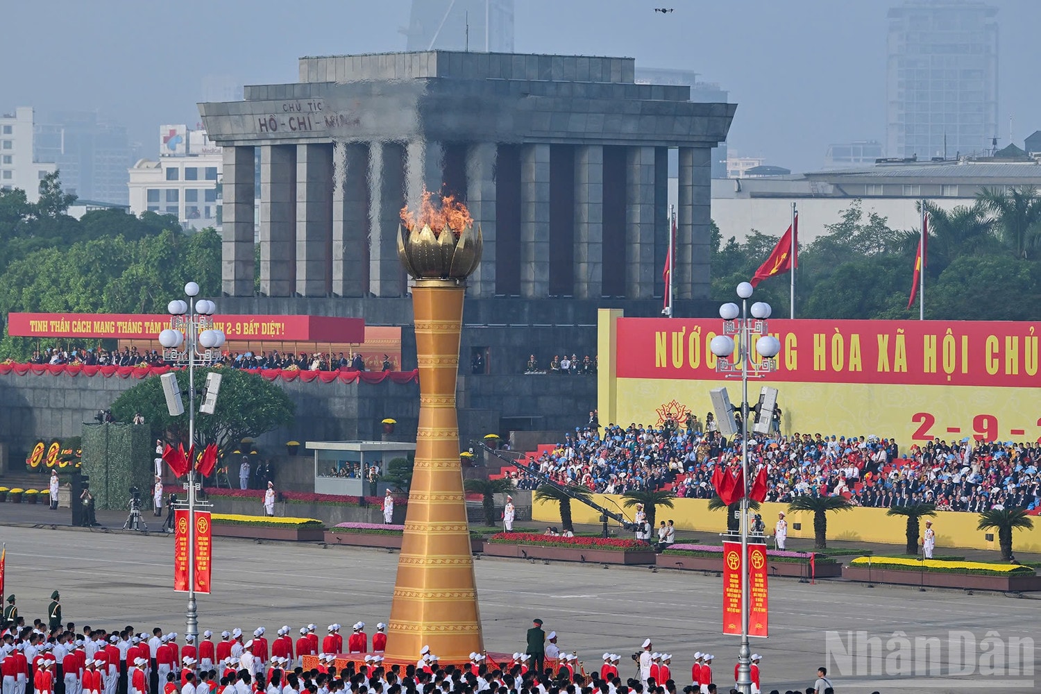 Nghi thức rước đuốc và thắp sáng đài lửa truyền thống cách mạng tại Lễ kỷ niệm. ndo_br_nghi-le-ruoc-duoc-2.jpg