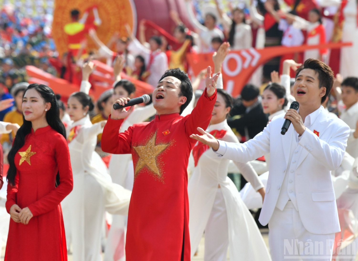 Sự kết hợp giữa các nghệ sĩ nhiều thế hệ đã tạo nên một chương trình nghệ thuật đa sắc. ndo_br_dsc-8059.jpg
