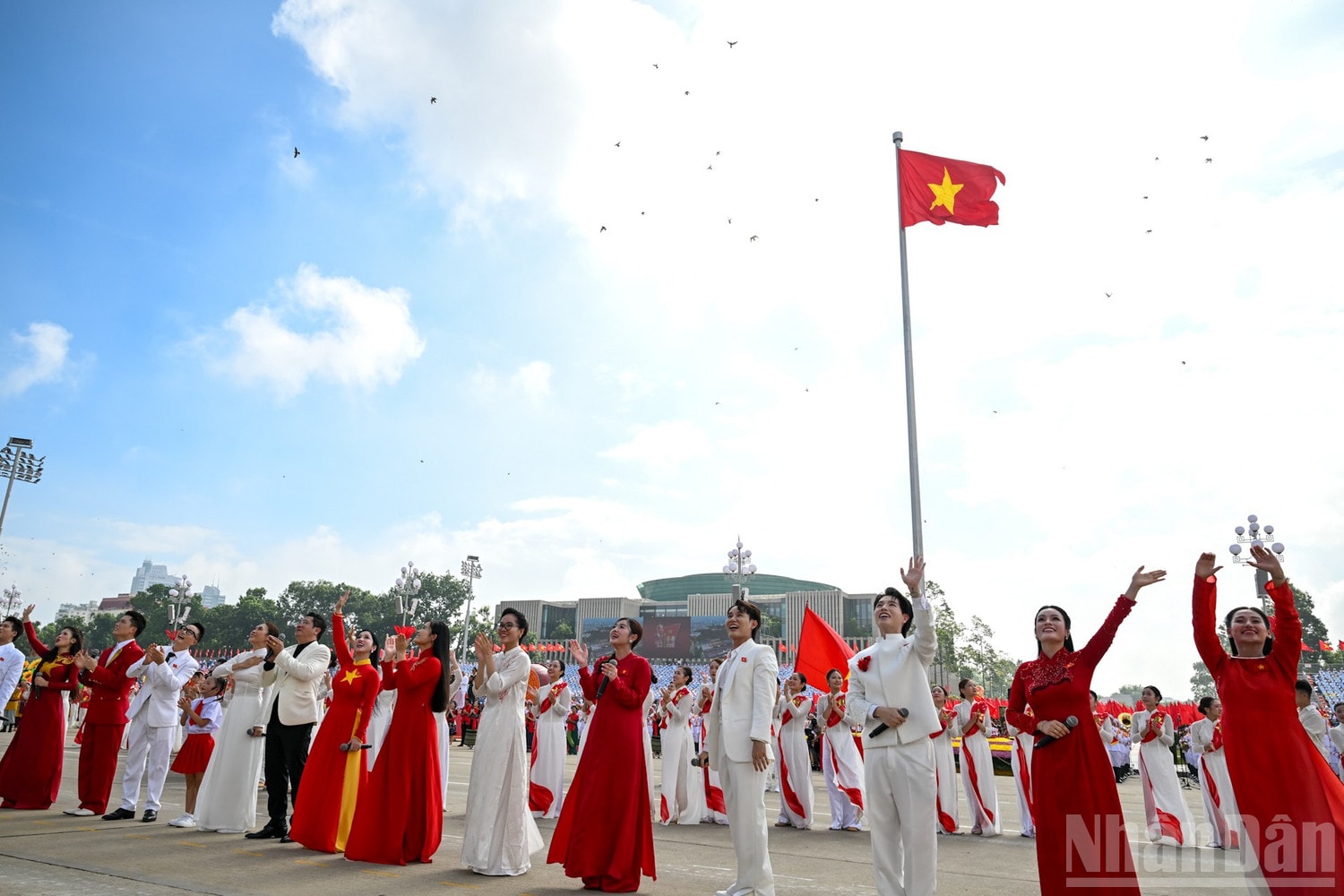 Các ca sĩ đã gửi đến khán giả những ca khúc về tình yêu quê hương, đất nước về niềm tự hào dân tộc trong Ngày Đại lễ. ndo_br_bnd-9655.jpg