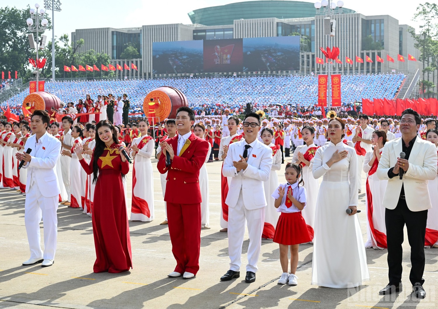 Nhiều ca sĩ tên tuổi, được khán giả yêu mến cũng đã tham gia biểu diễn những tiết mục nghệ thuật đặc sắc. ndo_br_bnd-9682.jpg
