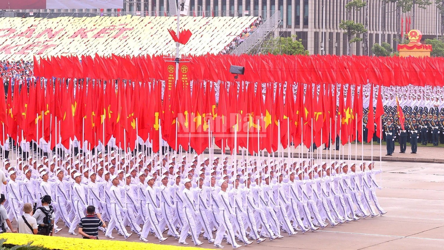Khối cờ Đảng, cờ Tổ quốc. ndo_c_khoi-hong-ky.jpg