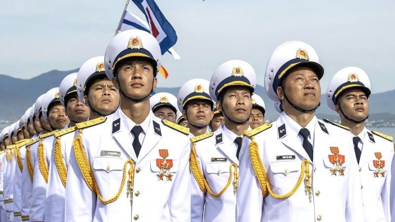 Các chiến sĩ Hải quân làm lễ chào cờ. z6968190222925-774cdbf01768b647ce7b6ce25e5123ba.jpg
