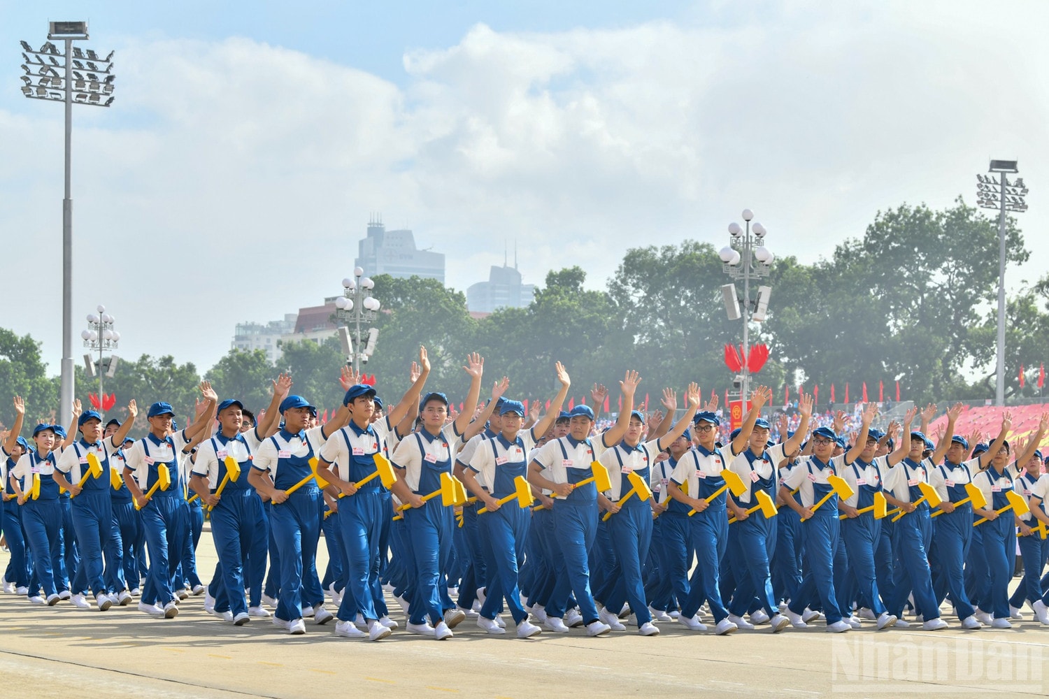 Hình ảnh của khối công nhân Việt Nam. ndo_br_dieu-hanh-8-khoi-cong-nhan-vietnam.jpg