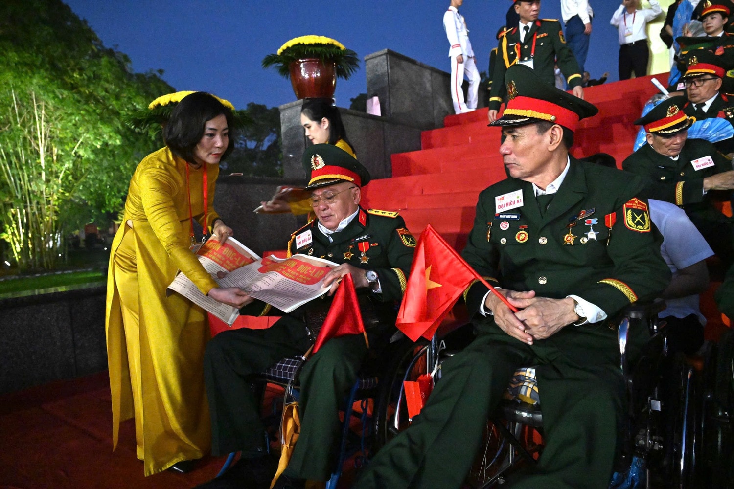 Các đại biểu và cựu chiến binh đến dự Lễ diễu binh, diễu hành trên Quảng trường Ba Đình với phụ san Báo Nhân Dân. (Ảnh: TRẦN HẢI) cuu-chien-binh-o-quang-truong-ba-dinh-1.jpg
